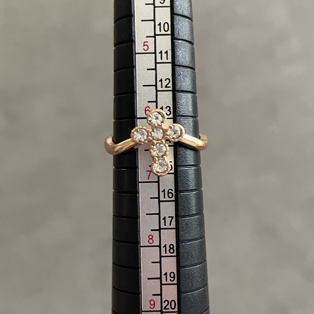 🩵 3/$15 🩵 Cross studded ring